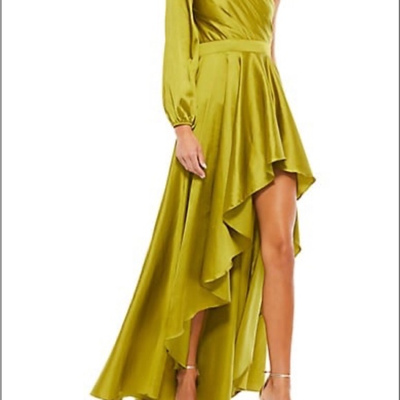 Mac Duggal gown - size 2 Concealed side zip
100% polyester - Picture 5 of 7